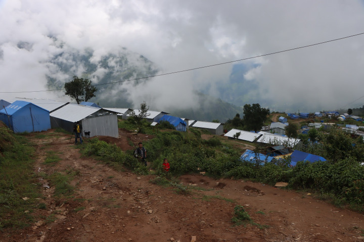 नेपाली सेनाद्धारा पहिरोबाट विस्थापितलाई अस्थायी आवास हस्तान्तरण 